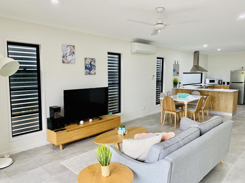 AIRLIE BEACH Delight. Hop, Skip Jump To Everything - Accommodation Port Macquarie 0