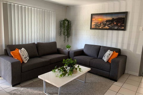 Andergrove Home With A Garden View-Wi-fi & Netflix - Accommodation Port Macquarie 0