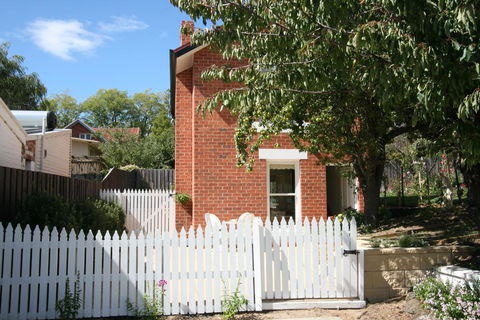 Annies Garden Cottage - Accommodation Port Macquarie 0