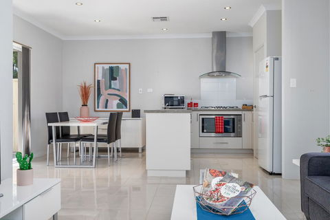 Ardross Short Stays - Accommodation Port Macquarie 0