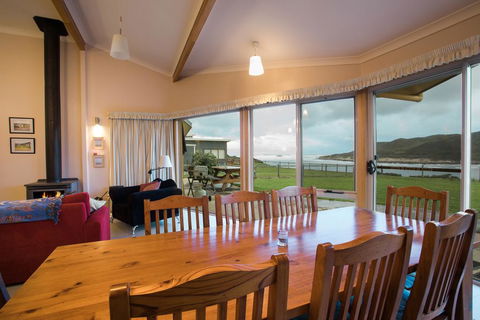 Arthur Riverfront And Sea Lodge Upstream - Accommodation Port Macquarie 0