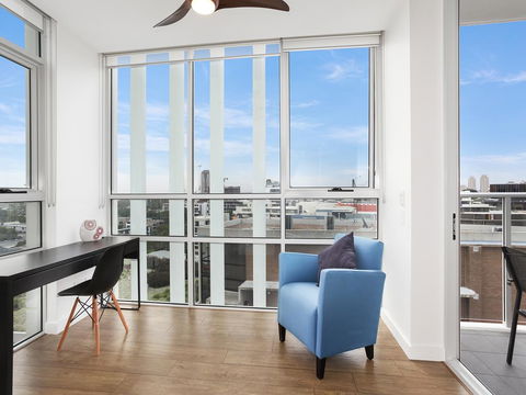 As The Sun Sets - Modern And Spacious 2BR Zetland Apartment Facing The Setting Sun - Accommodation Port Macquarie 3