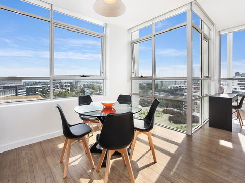 As The Sun Sets - Modern And Spacious 2BR Zetland Apartment Facing The Setting Sun - Accommodation Port Macquarie 1