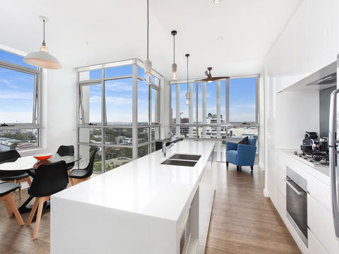 As The Sun Sets - Modern And Spacious 2BR Zetland Apartment Facing The Setting Sun - Accommodation Port Macquarie 2