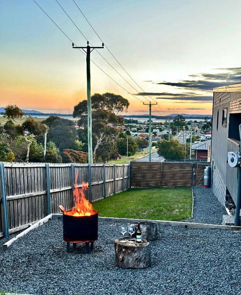 Luxurious Hobart Holiday Home With Stunning Bay Views - Affordable, Family-Friendly, And Stylish - Accommodation Port Macquarie 2