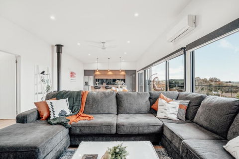 Luxurious Hobart Holiday Home With Stunning Bay Views - Affordable, Family-Friendly, And Stylish - Accommodation Port Macquarie 0