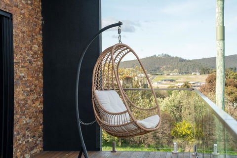 Luxurious Hobart Holiday Home With Stunning Bay Views - Affordable, Family-Friendly, And Stylish - Accommodation Port Macquarie 1