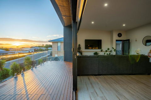 Luxurious Hobart Holiday Home With Stunning Bay Views - Affordable, Family-Friendly, And Stylish - Accommodation Port Macquarie 3