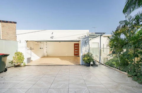 Luxury 3 Levels Villa With Spa, Pool And Gym - Accommodation Port Macquarie 3