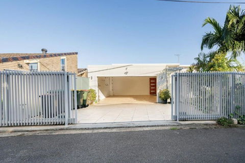 Luxury 3 Levels Villa With Spa, Pool And Gym - Accommodation Port Macquarie 2