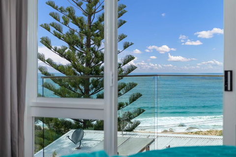 Magnificent Malua Views Stroll To The Beach - Accommodation Port Macquarie 0