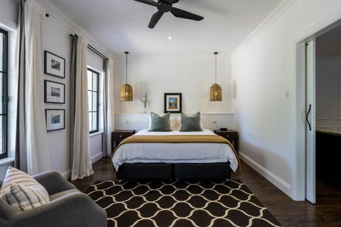 MAIN STREET RETREAT - King BRs, Comp Minibar, Breakfast Prov, Fireplaces - Accommodation Port Macquarie 1