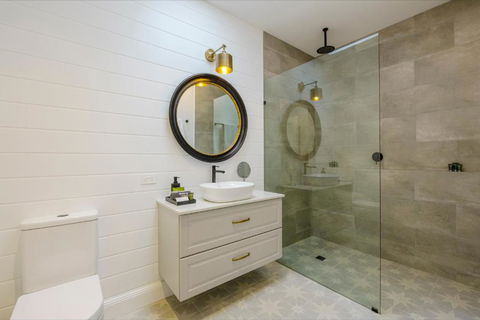 MAIN STREET RETREAT - King BRs, Comp Minibar, Breakfast Prov, Fireplaces - Accommodation Port Macquarie 2