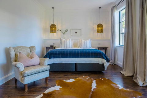 MAIN STREET RETREAT - King BRs, Comp Minibar, Breakfast Prov, Fireplaces - Accommodation Port Macquarie 0