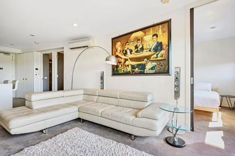 Maribyrnong Marvel Charm With Cityscape Bliss - Accommodation Port Macquarie 1