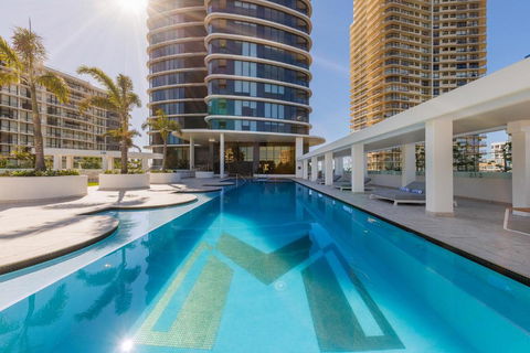Meriton Suites Surfers Paradise - Accommodation Port Macquarie 1