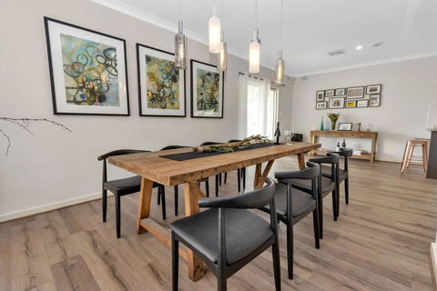 Mid Century 4 Bedroom Getaway In Barossa Vineyard - Accommodation Port Macquarie 2