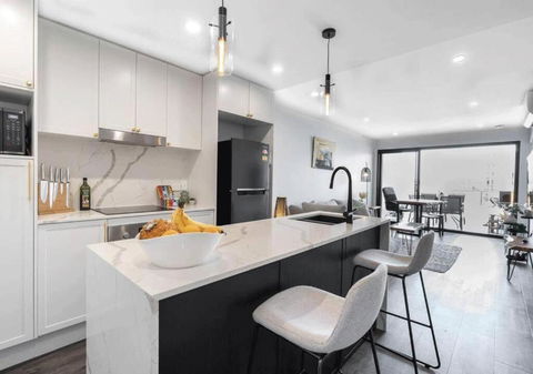 Modern 2-Bed 2-Bath - Walk To Hospital & Westfield - Accommodation Port Macquarie 0