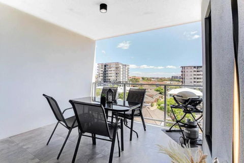 Modern 2-Bed 2-Bath - Walk To Hospital & Westfield - Accommodation Port Macquarie 3