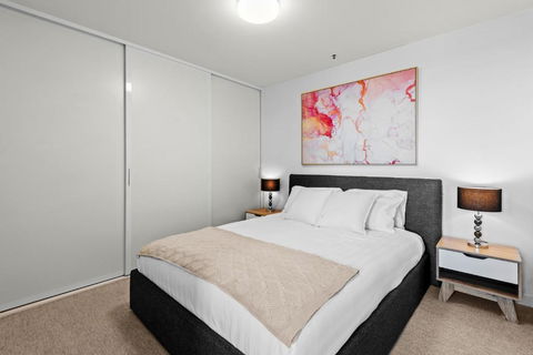 Modern 1-Bed & City Views, Steps From Racecourse - Accommodation Port Macquarie 1