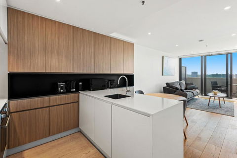 Modern 1-Bed & City Views, Steps From Racecourse - Accommodation Port Macquarie 2
