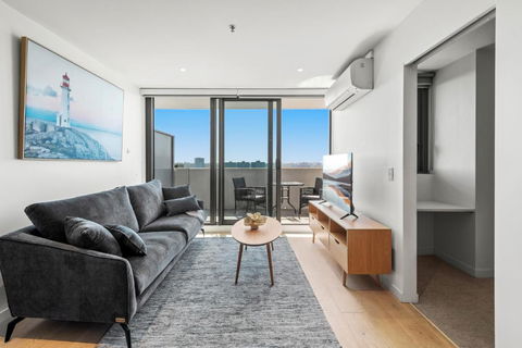 Modern 1-Bed & City Views, Steps From Racecourse - Accommodation Port Macquarie 3