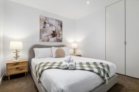 Modern 2BR Apt W City Views, Balcony & Wi-Fi - Accommodation Port Macquarie 3