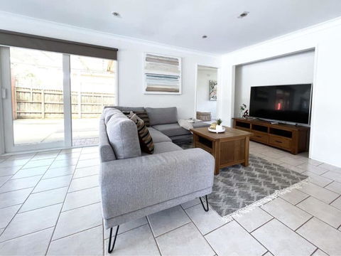 Modern And Elegant House With Swimming Pool - Accommodation Port Macquarie 0