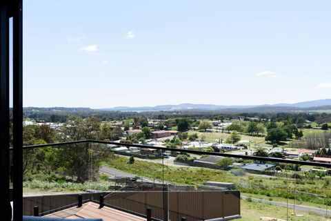 Modern Beaconsfield Retreat With Town Views - Accommodation Port Macquarie 1