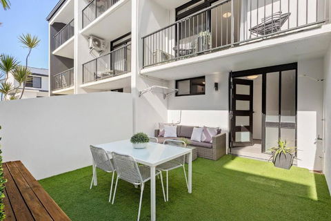 Modern Courtyard Oasis For Easy Beachside Living - Accommodation Port Macquarie 0