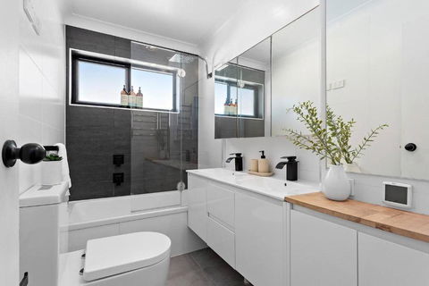 Modern Courtyard Oasis For Easy Beachside Living - Accommodation Port Macquarie 2