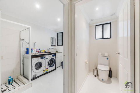Modern Four-bedroom House In Castle Hill - Accommodation Port Macquarie 3