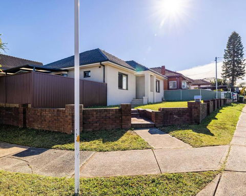 Modern Home In The Heart Of Bankstown - Accommodation Port Macquarie 3