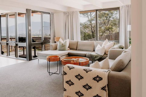 Modern Home Overlooking River - Accommodation Port Macquarie 1