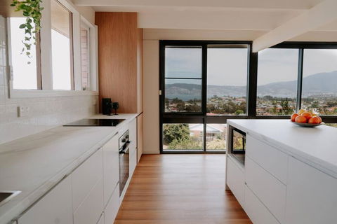 Modern Home Overlooking River - Accommodation Port Macquarie 3