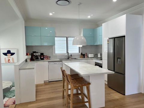 Modern Pool Oasis & Seaside Abode - Accommodation Port Macquarie 3