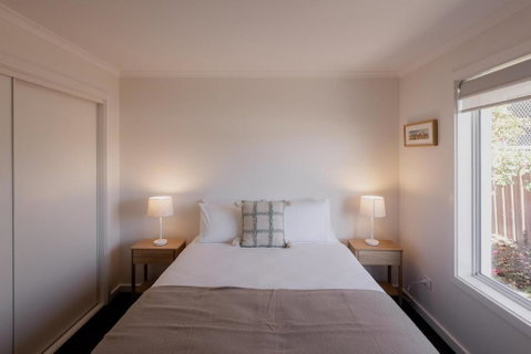 Modern Refurbished Unit In Charming Bellerive - Accommodation Port Macquarie 3