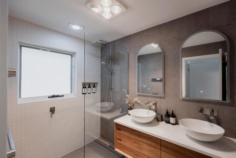 Modern Refurbished Unit In Charming Bellerive - Accommodation Port Macquarie 1