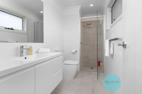 Modern Townhouse In The Heart Of Adamstown - Accommodation Port Macquarie 2