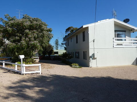 Moonta Bay Stylish Large Home 3 Min Walk From Beach And Jetty - Accommodation Port Macquarie 1