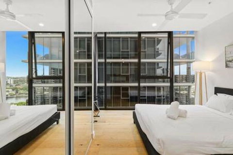 NEW Centrally Located High Level Studio Apartment - Accommodation Port Macquarie 1