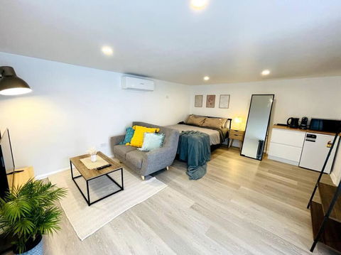 Newly Renovated Contemporary Private Studio Near Hobart CBD And Airport - Accommodation Port Macquarie 0