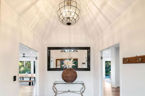 Ninderry Manor-Spectacular Hinterland Retreat - Accommodation Port Macquarie 3