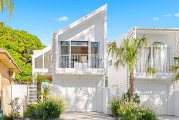 Noahs Beach House - At Flynns with Accommodation Port Macquarie