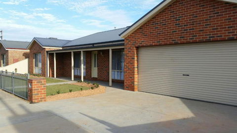Numurkah Self Contained Apartments - The Saxton - Accommodation Port Macquarie 1