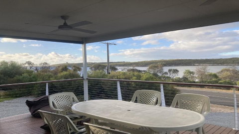 Off The Net - New Listing - Esplanade Property With Views Of The Channel - Accommodation Port Macquarie 1