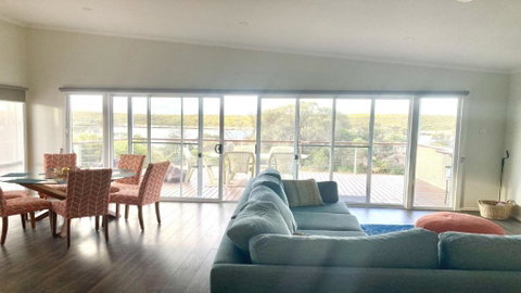 Off The Net - New Listing - Esplanade Property With Views Of The Channel - Accommodation Port Macquarie 2