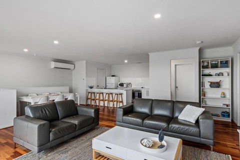 One Merino Panoramic Beach House Modern Sleeps 10 - Accommodation Port Macquarie 2