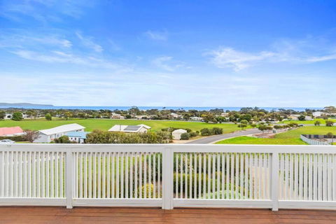 One Merino Panoramic Beach House Modern Sleeps 10 - Accommodation Port Macquarie 3