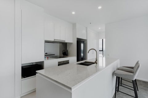 Panoramic Lake View 2-Bed With Pool, Gym And BBQ - Accommodation Port Macquarie 2